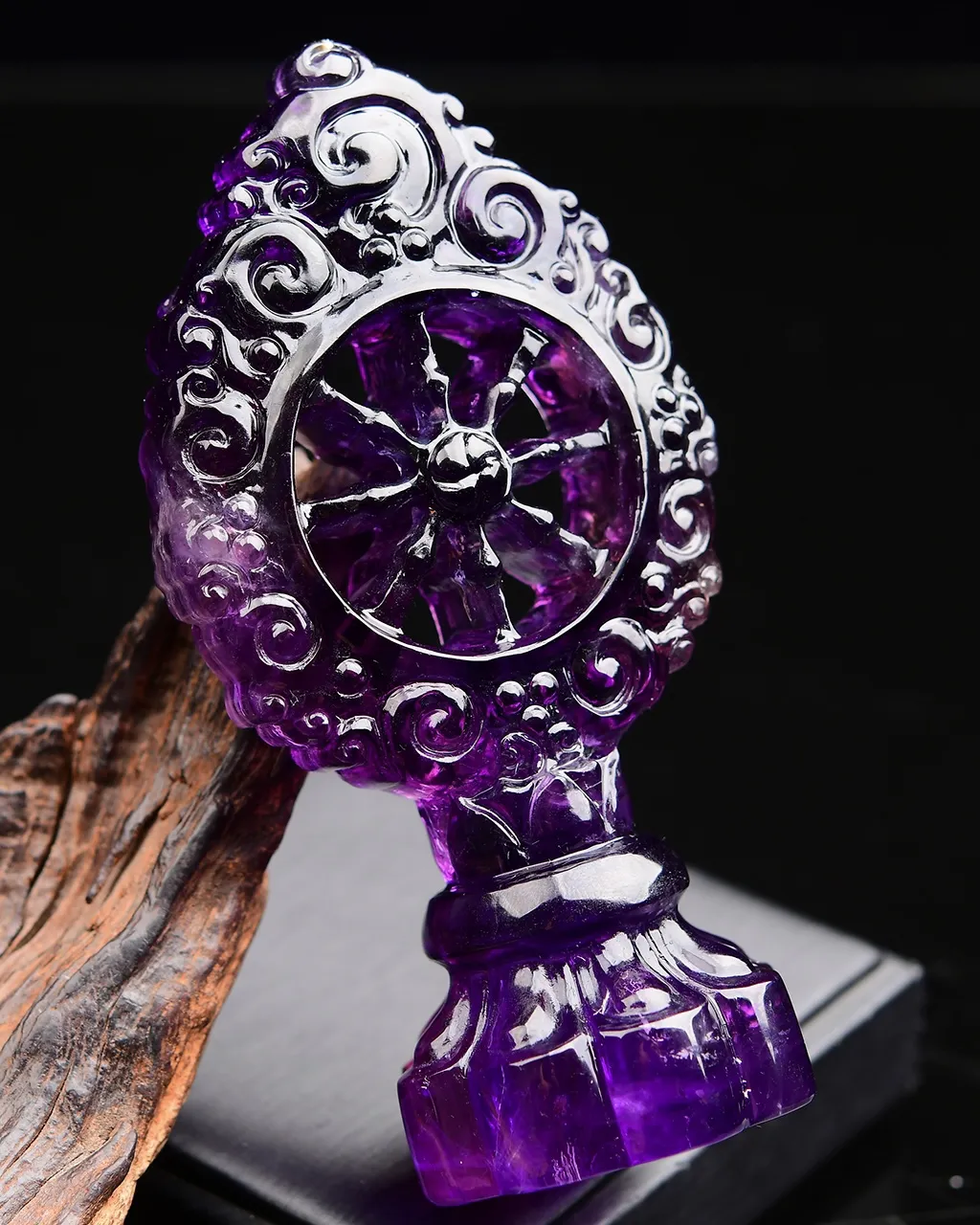 天然紫水晶摩尼宝摆件，拥有者顺顺利利保平安，大师镂空雕刻，难度高，遇见请珍惜，实物非常漂亮 规格:130*67*47mm，重277g