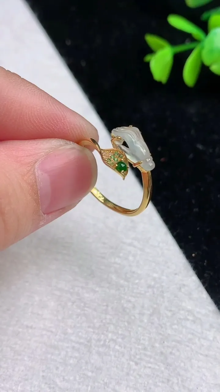 天然A货翡翠掌上明珠戒指，尺寸 18.8-11-4.4，重量: 1.68g2024年4月20日
工厂