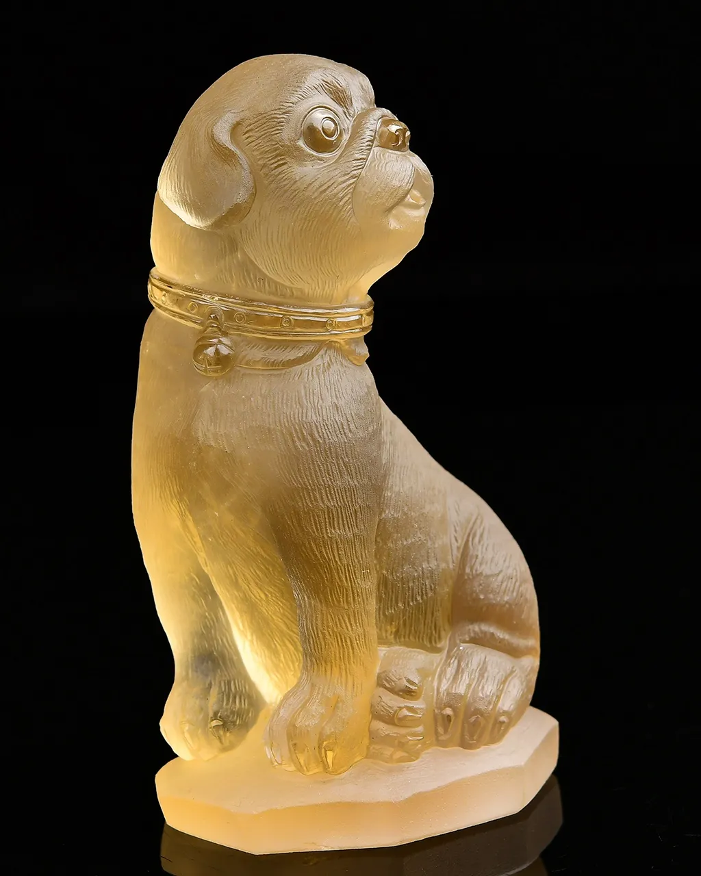 招财旺财神器，天然黄水晶旺财狗摆件  狗是忠诚和勇敢的象征，被视为吉祥的动物，黄水晶招财进财，手工雕刻，雕工栩栩如生，实物非常漂亮 112*64*49mm，重403g