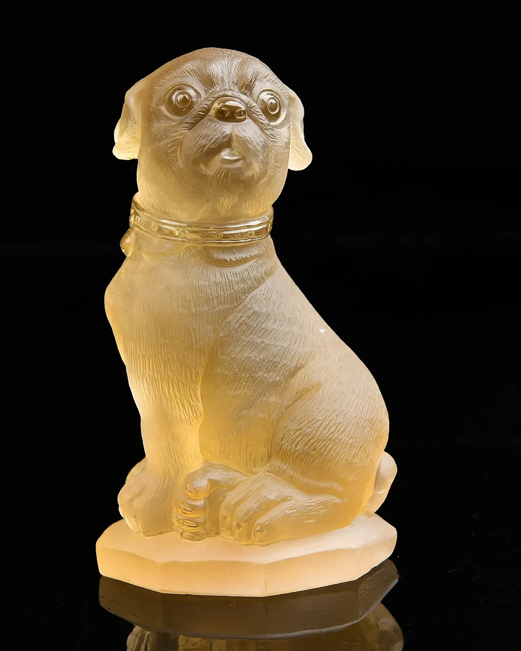 招财旺财神器，天然黄水晶旺财狗摆件  狗是忠诚和勇敢的象征，被视为吉祥的动物，黄水晶招财进财，手工雕刻，雕工栩栩如生，实物非常漂亮 112*64*49mm，重403g