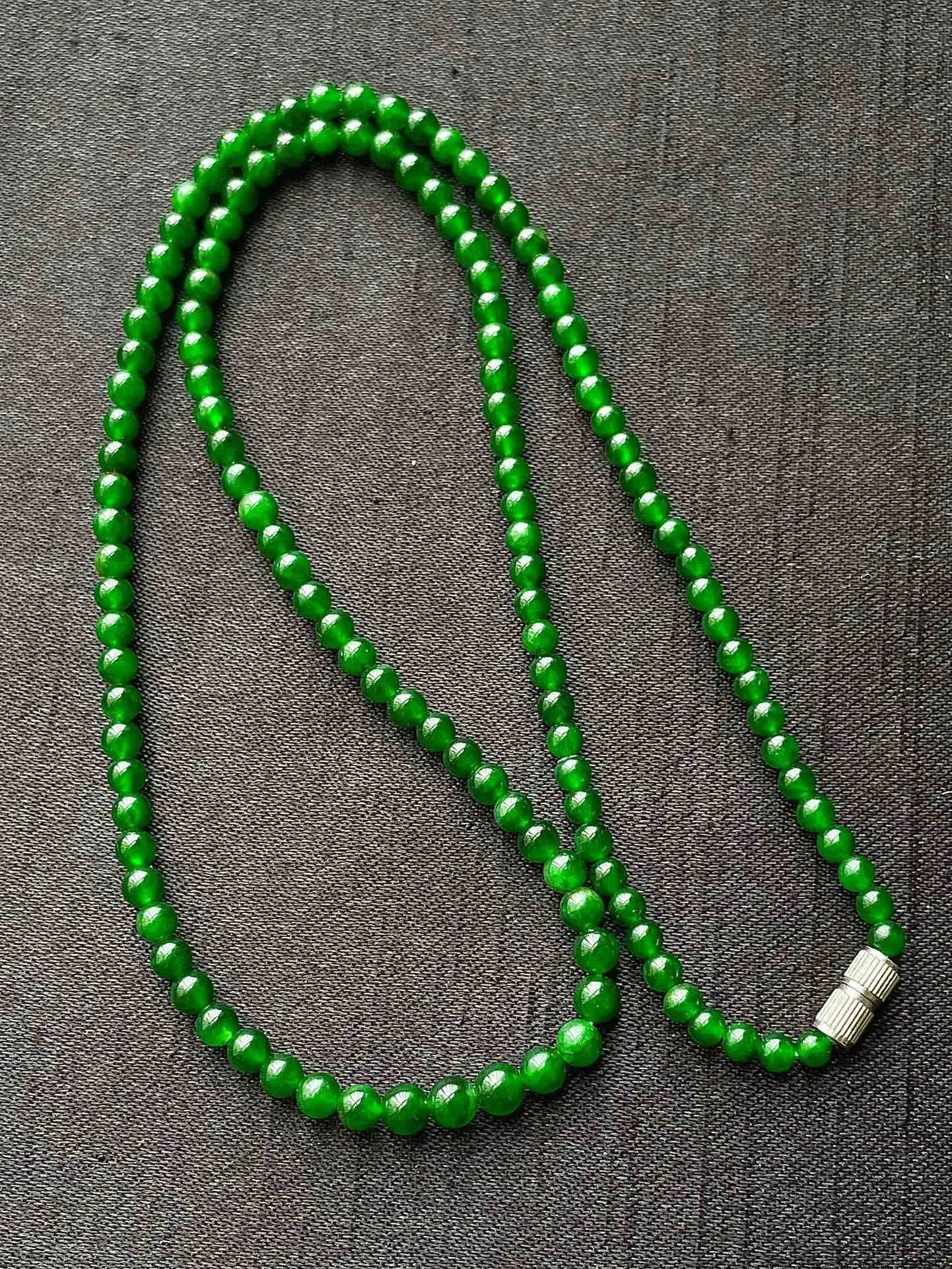 冰帝王绿珠链，水头足，色泽浓艳，无纹裂，尺寸3.2-133颗.编号427