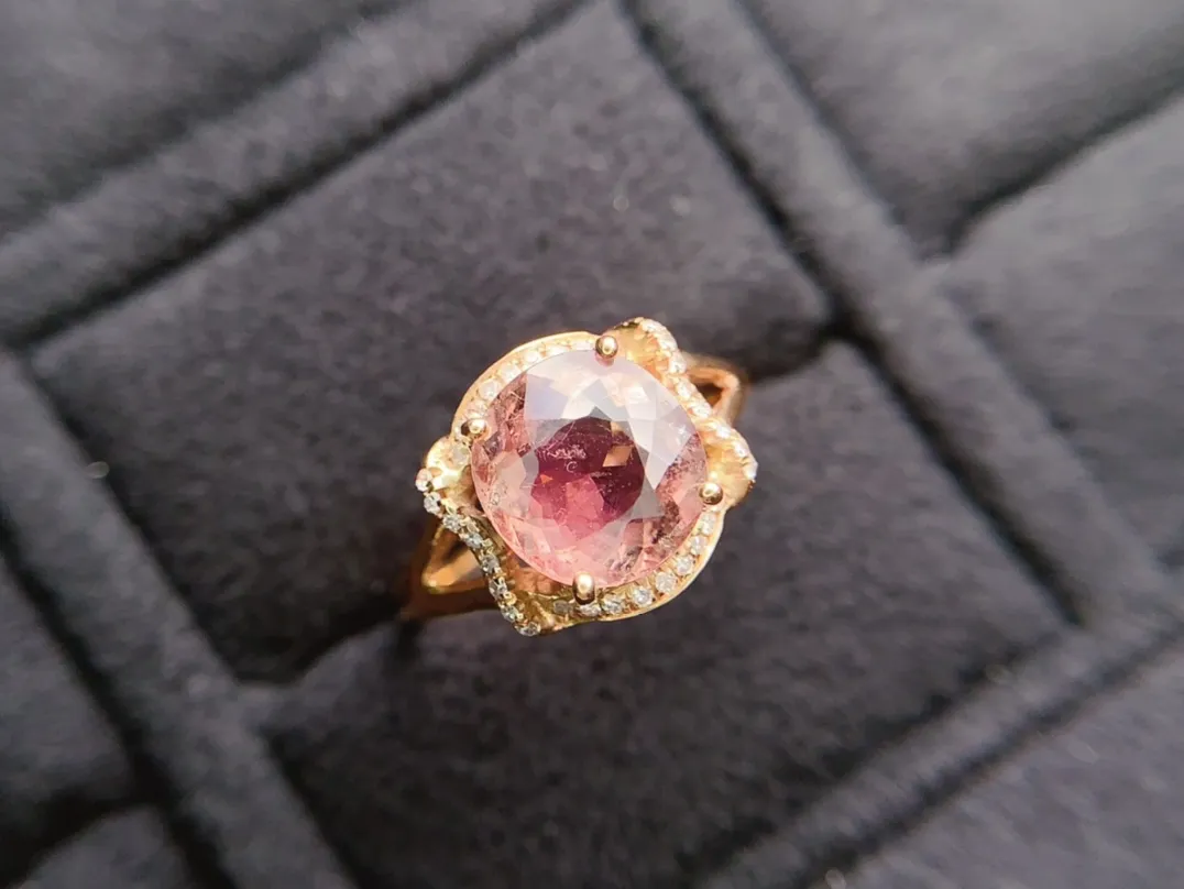 天然红碧玺戒指、18K重金镶嵌、晶体干净、火彩闪、南非足反钻石、规格：8.5*8、14#圈口可