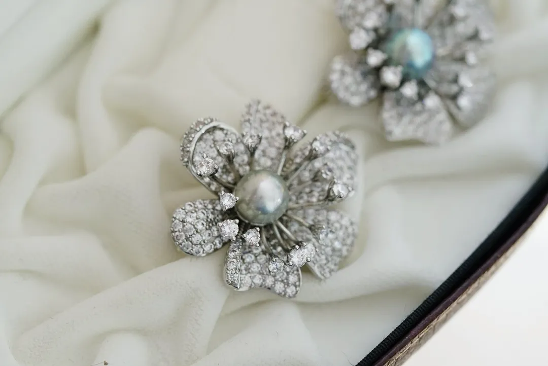 珍珠胸针，姿态优雅 ，搭配灰色akoya真多麻珍珠，规格：8.5-9mm，一件价，同款随机发