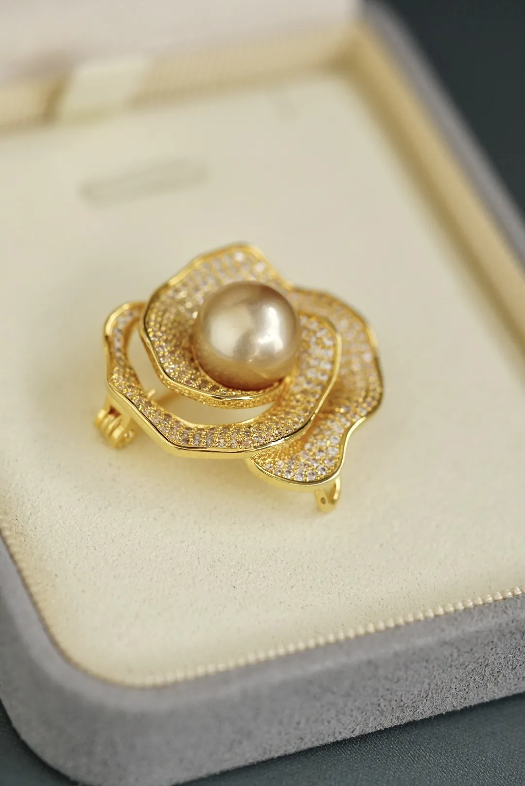 珍珠胸针，姿态优雅 ，搭配南洋金珍珠，规格：10mm，同款随机发