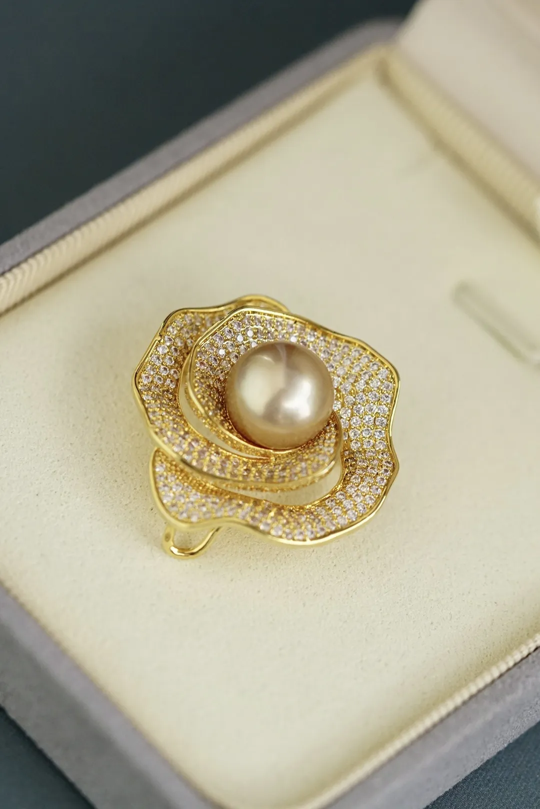 珍珠胸针，姿态优雅 ，搭配南洋金珍珠，规格：10mm，同款随机发