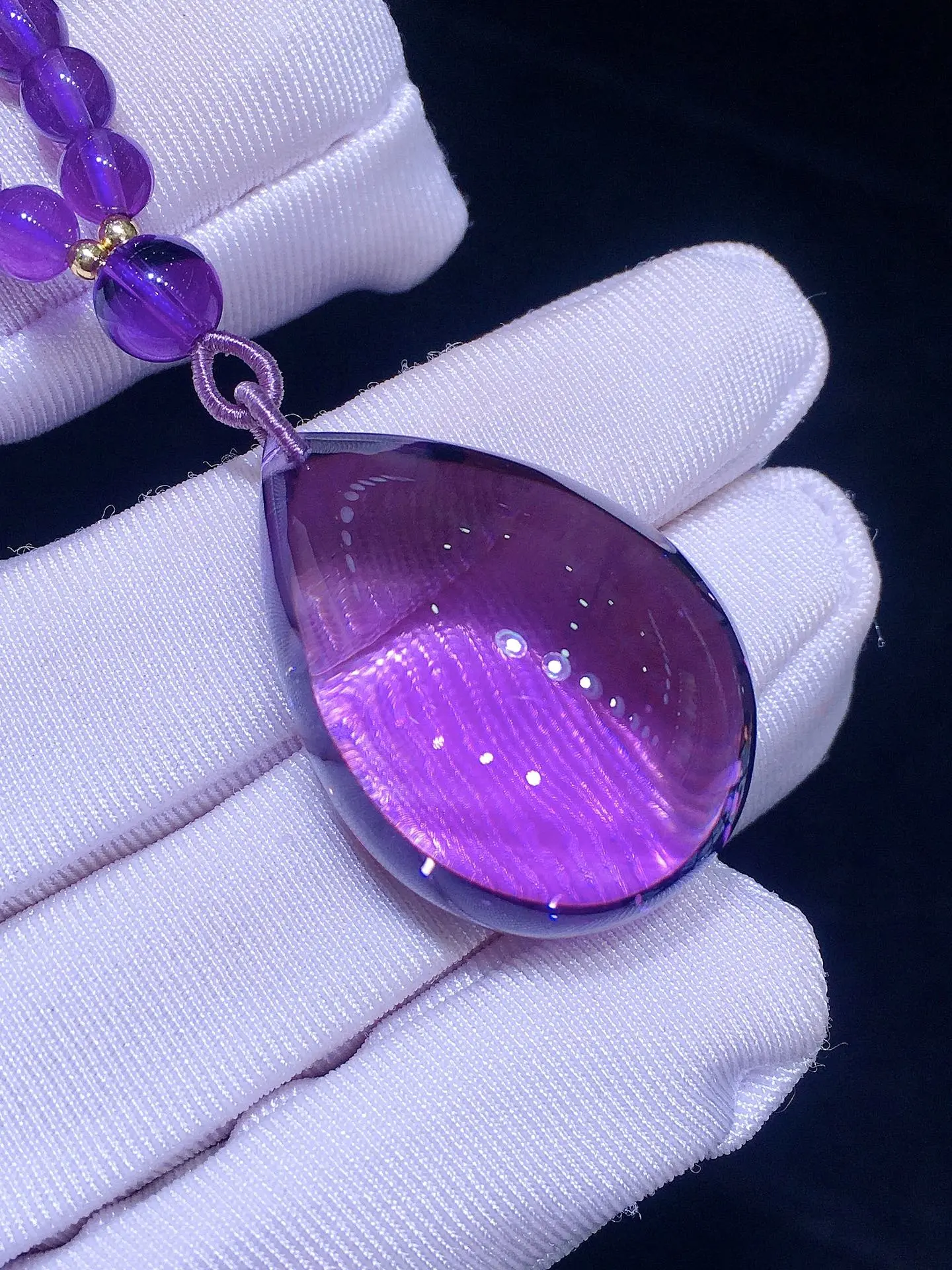 天然乌圭拉紫水晶水滴大吊坠  紫罗兰色，高优贵雅晶体水透紫水晶发散着高贵的紫色光芒[嘿哈]所