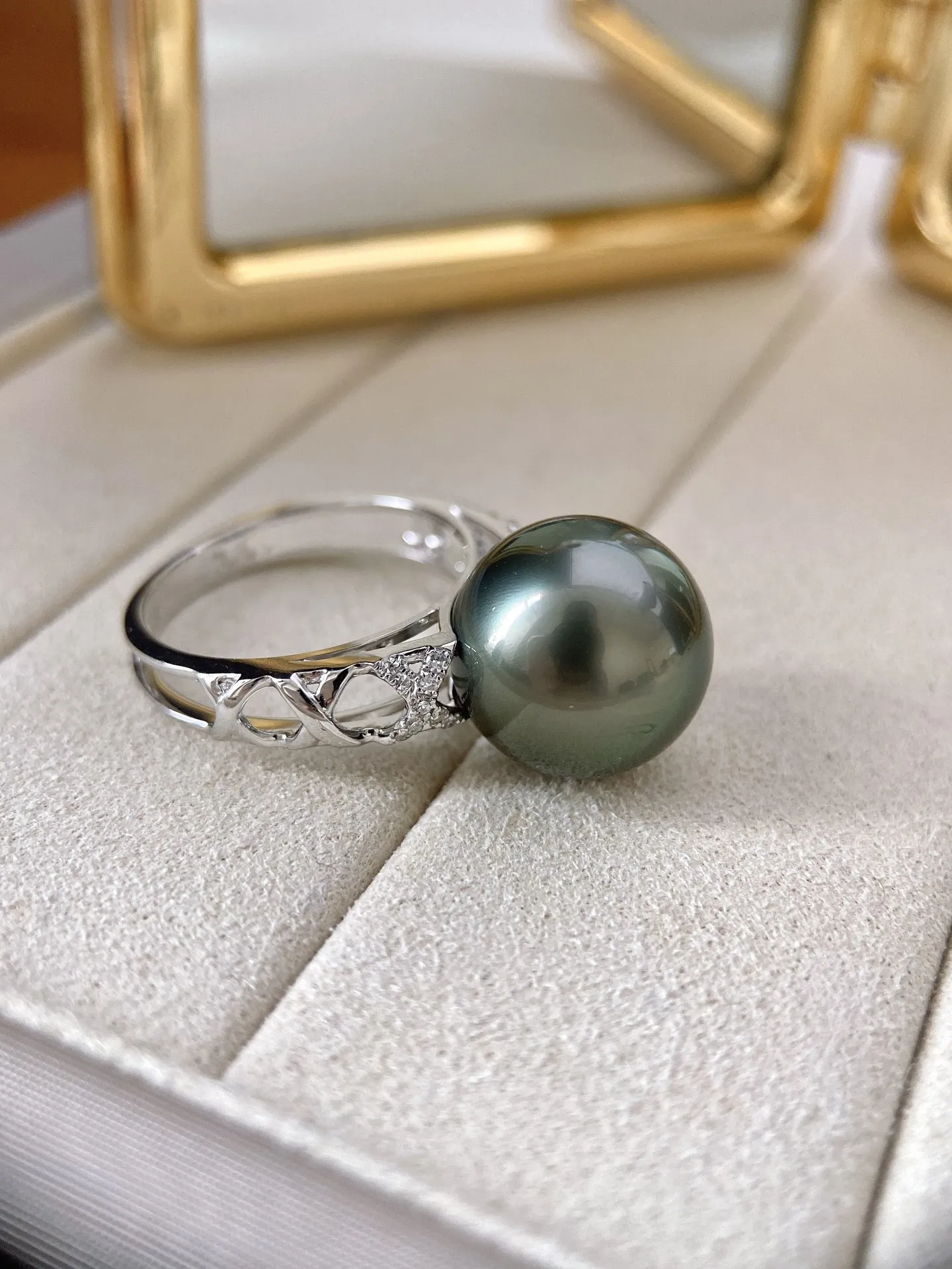 大溪地黑珍珠戒指，干练时髦，自带率性独立气场，很为女性加分！18Ｋ金钻石镶嵌，天然大溪地海水珍珠，皮