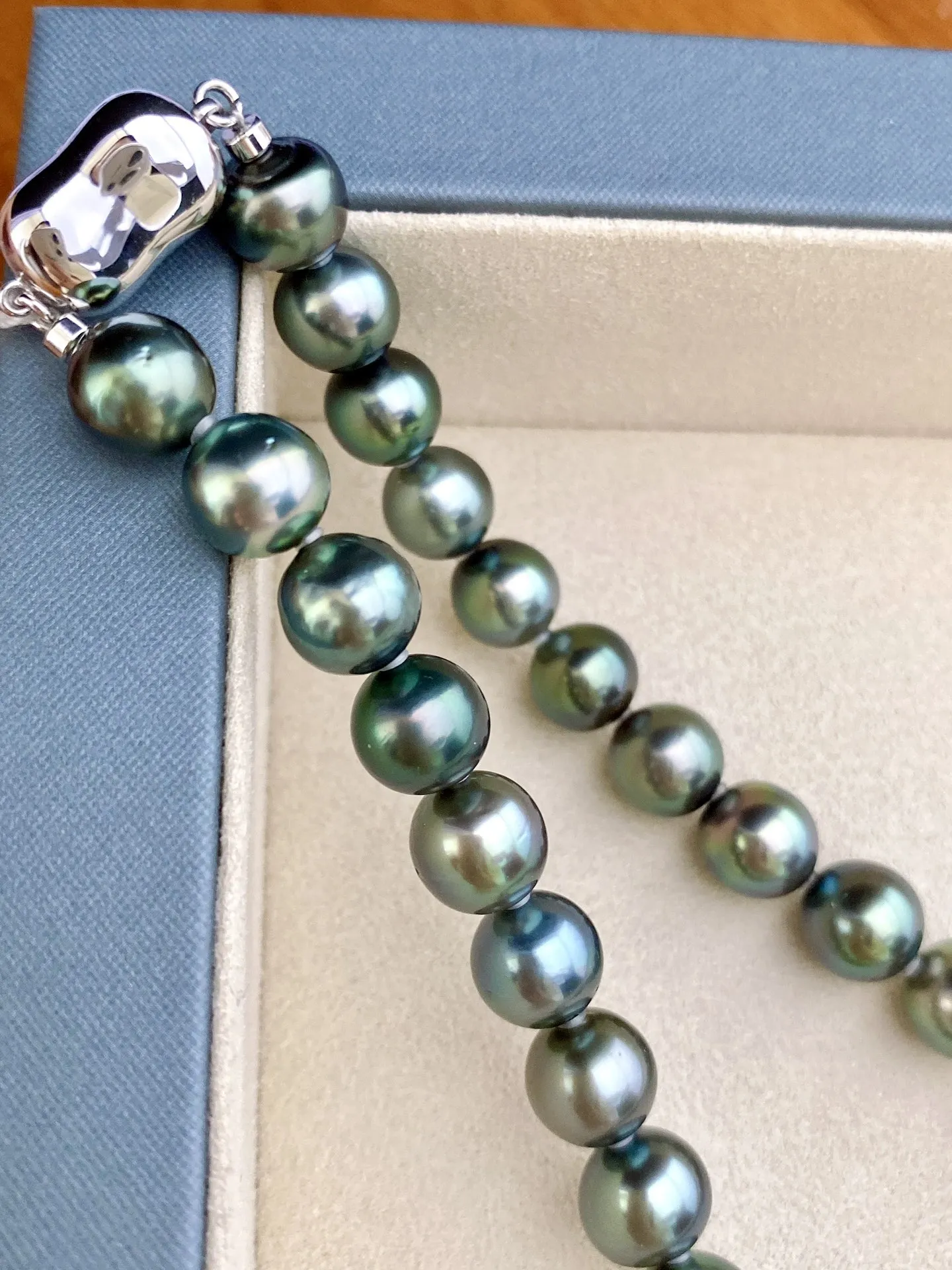 一套孔雀绿项链，颜色漂亮珠光美，规格：8.9-11.1mm，黄金尺寸，耳钉：11-12mm，上身效果赞！同款随机发