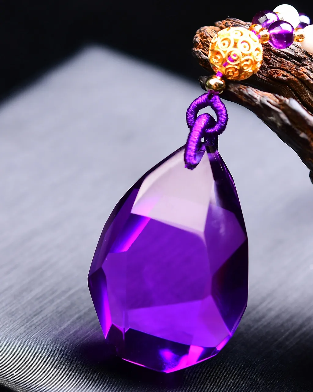 天然紫水晶刻面吊坠刻面闪亮，晶体透亮，水润润的，紫气东来，紫水晶招财，佩戴者顺顺利利保平安，实物非常漂亮，懂货的速度，珠链4mm天然紫水晶 规格:35*23*15mm，重34.6g