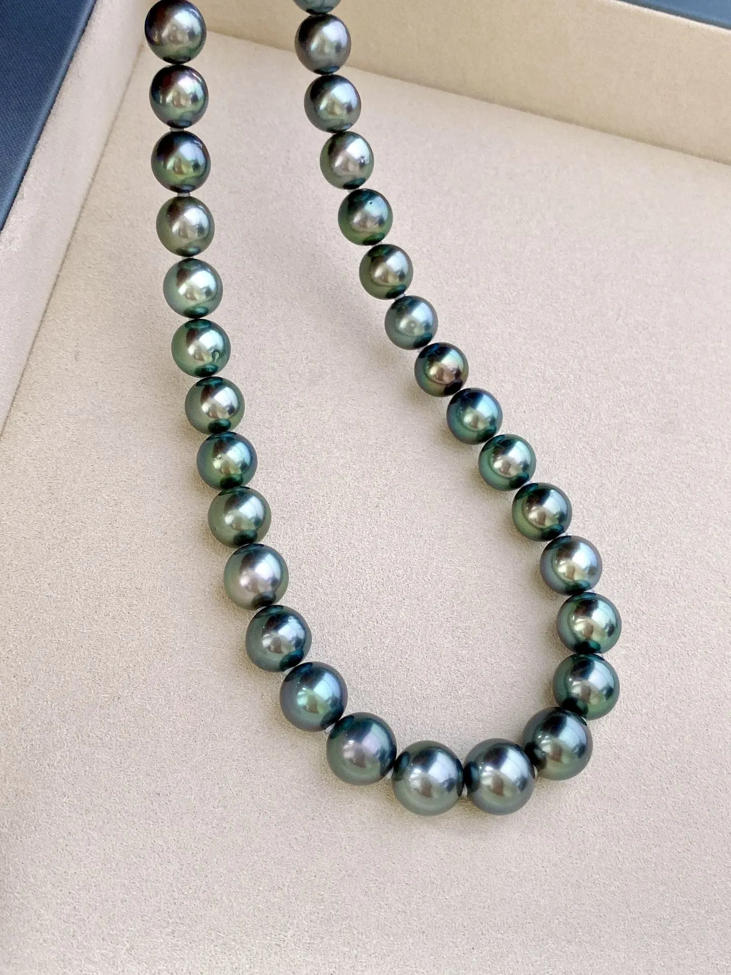 一套孔雀绿项链，颜色漂亮珠光美，规格：8.9-11.1mm，黄金尺寸，耳钉：11-12mm，上身效果赞！同款随机发