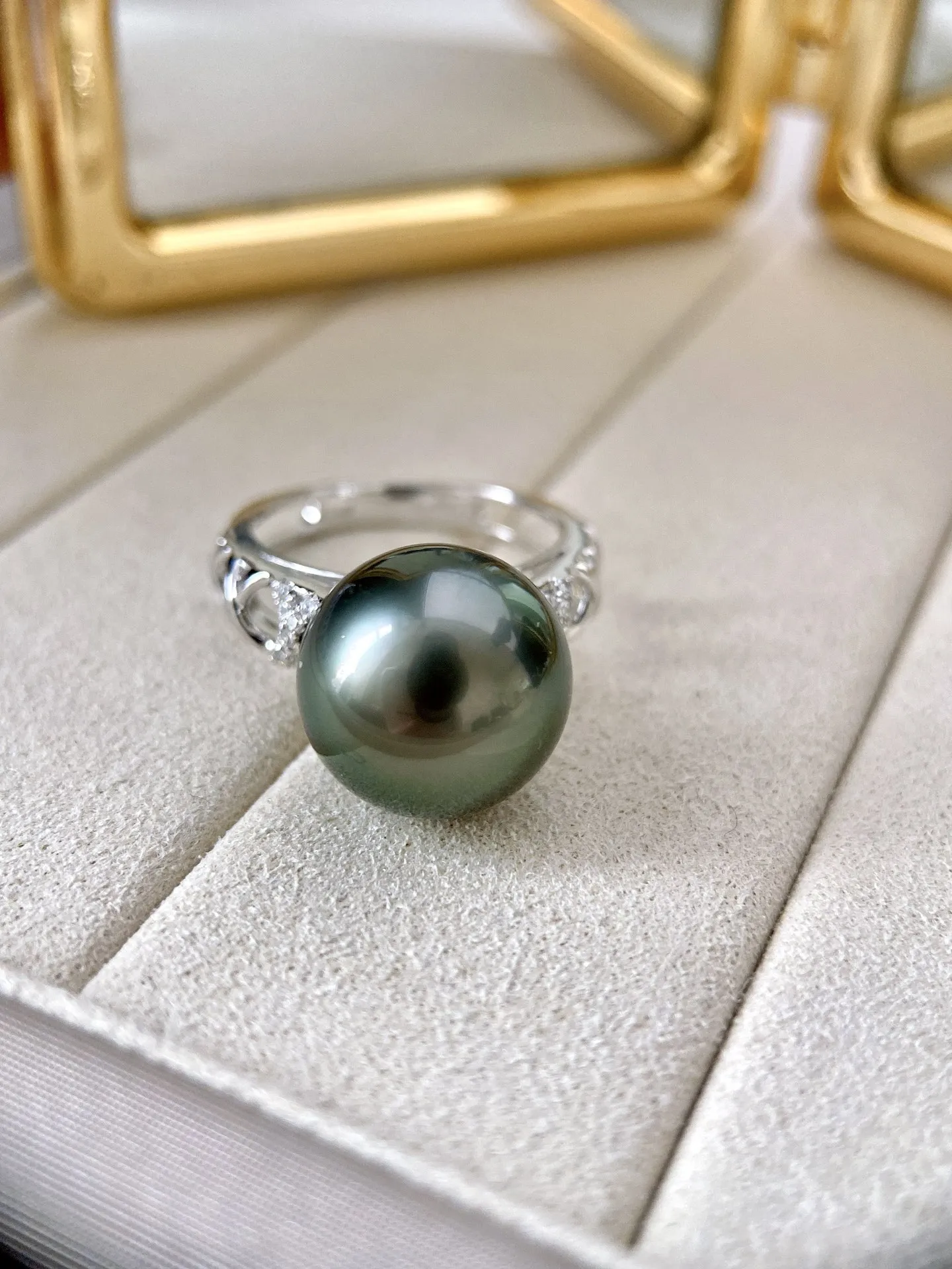 大溪地黑珍珠戒指，干练时髦，自带率性独立气场，很为女性加分！18Ｋ金钻石镶嵌，天然大溪地海水珍珠，皮