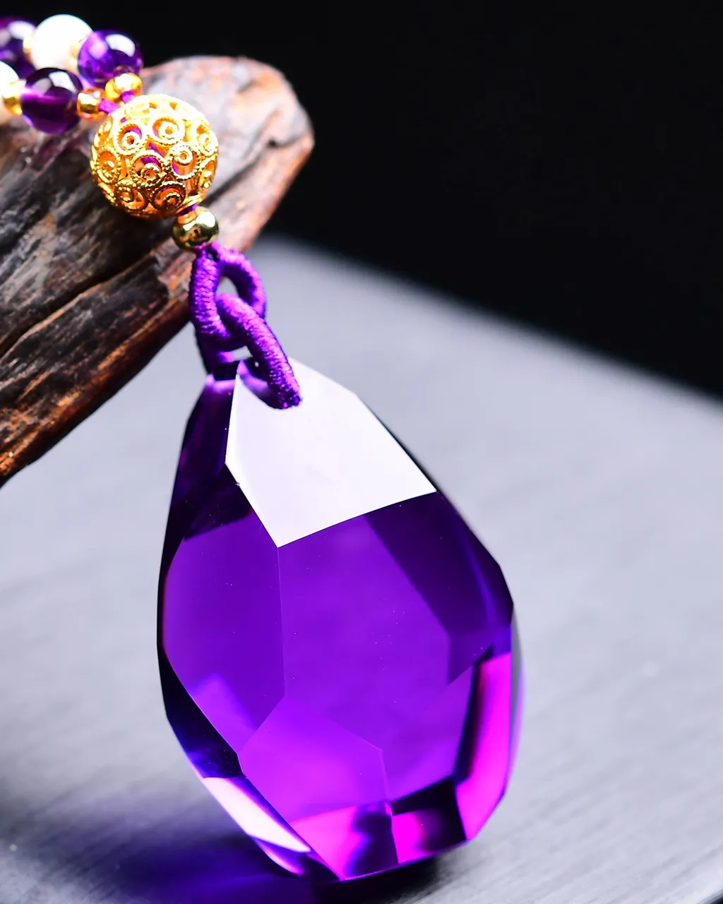天然紫水晶刻面吊坠刻面闪亮，晶体透亮，水润润的，紫气东来，紫水晶招财，佩戴者顺顺利利保平安，实物