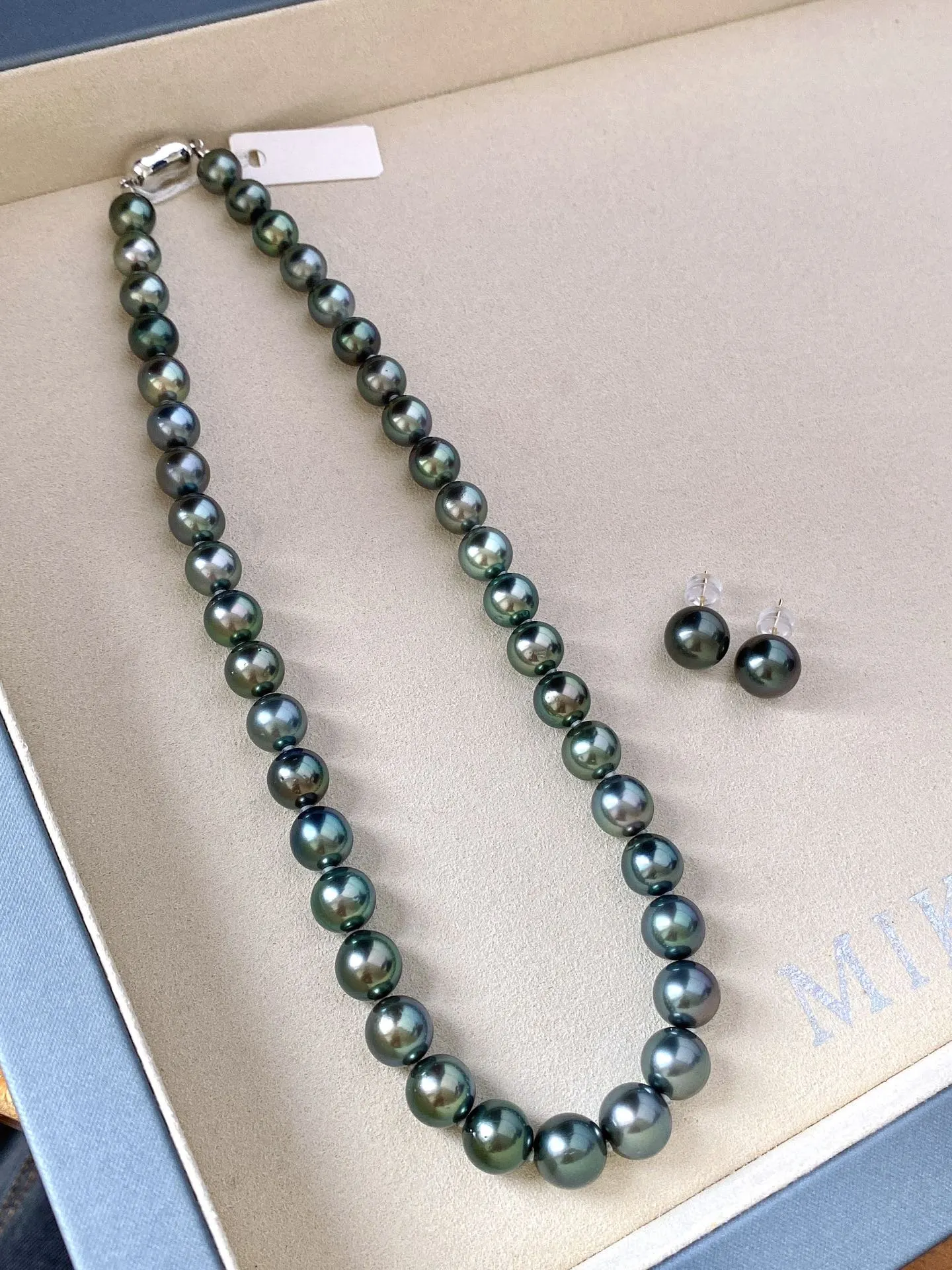 一套孔雀绿项链，颜色漂亮珠光美，规格：8.9-11.1mm，黄金尺寸，耳钉：11-12mm，上身效果