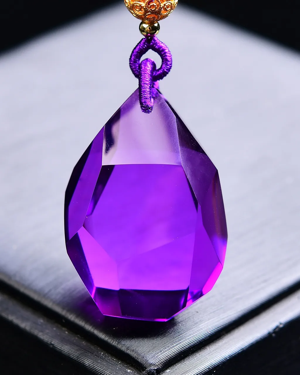 天然紫水晶刻面吊坠刻面闪亮，晶体透亮，水润润的，紫气东来，紫水晶招财，佩戴者顺顺利利保平安，实物非常漂亮，懂货的速度，珠链4mm天然紫水晶 规格:35*23*15mm，重34.6g