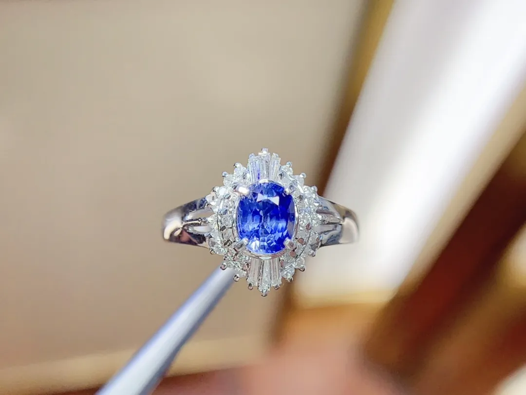 天然蓝宝石戒指、pt900镶嵌、晶体通透、火彩闪、南非足反钻石、裸石0.77克拉、钻石0.31