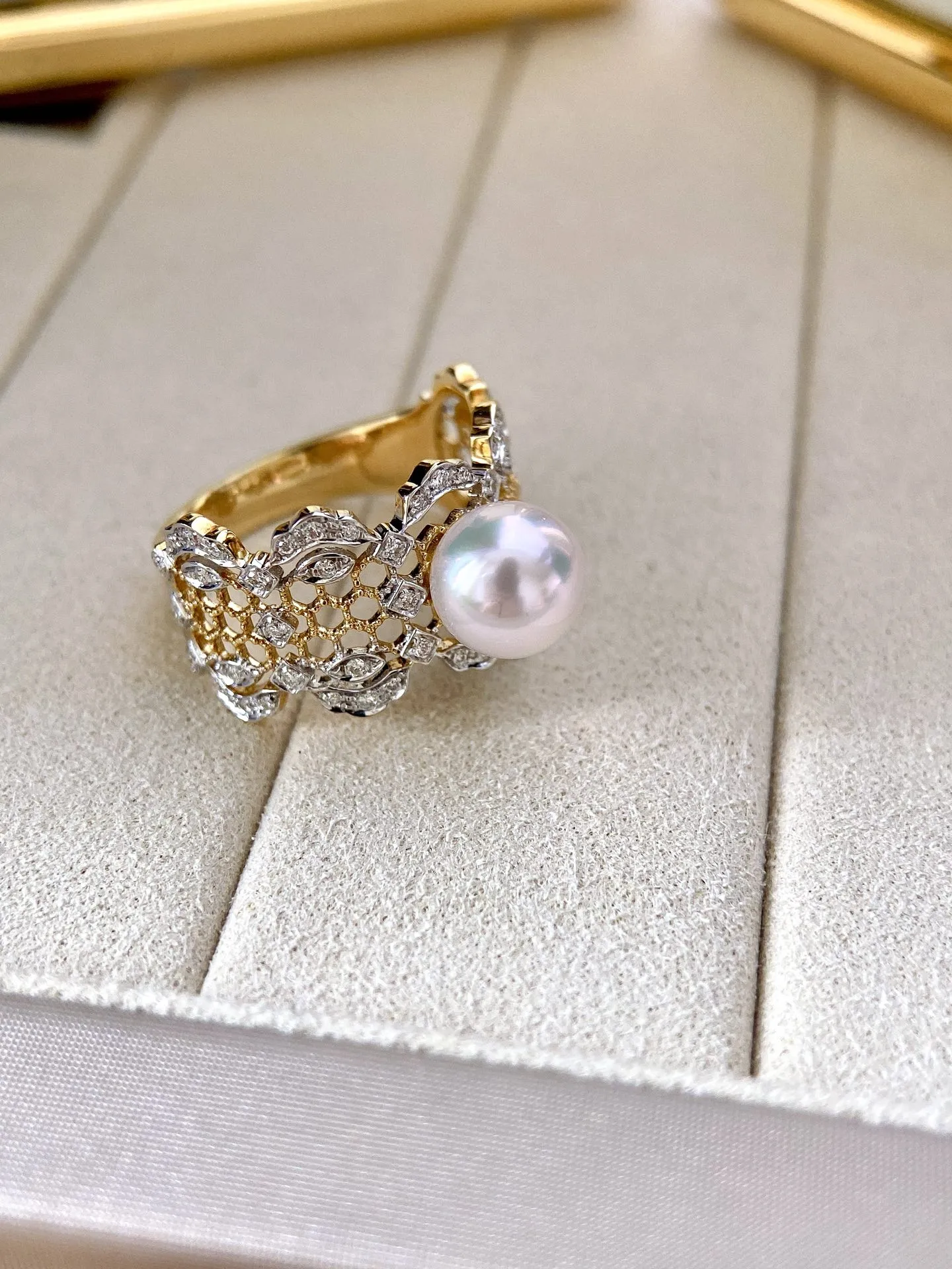 akoya戒指，优雅复古款！高品质珍珠戒指，好看的款，优雅名媛气质，指尖上的温柔！18k钻石镶嵌，珠子规格：7.5-8mm，钻石：56颗，上手效果赞！
