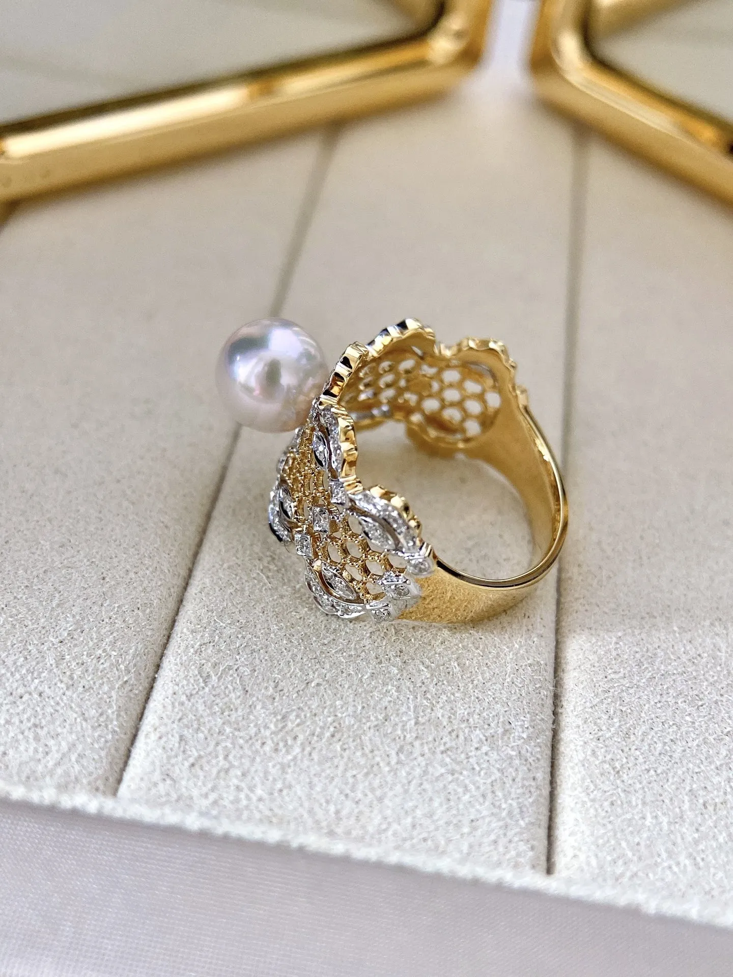 akoya戒指，优雅复古款！高品质珍珠戒指，好看的款，优雅名媛气质，指尖上的温柔！18k钻石镶嵌，珠子规格：7.5-8mm，钻石：56颗，上手效果赞！