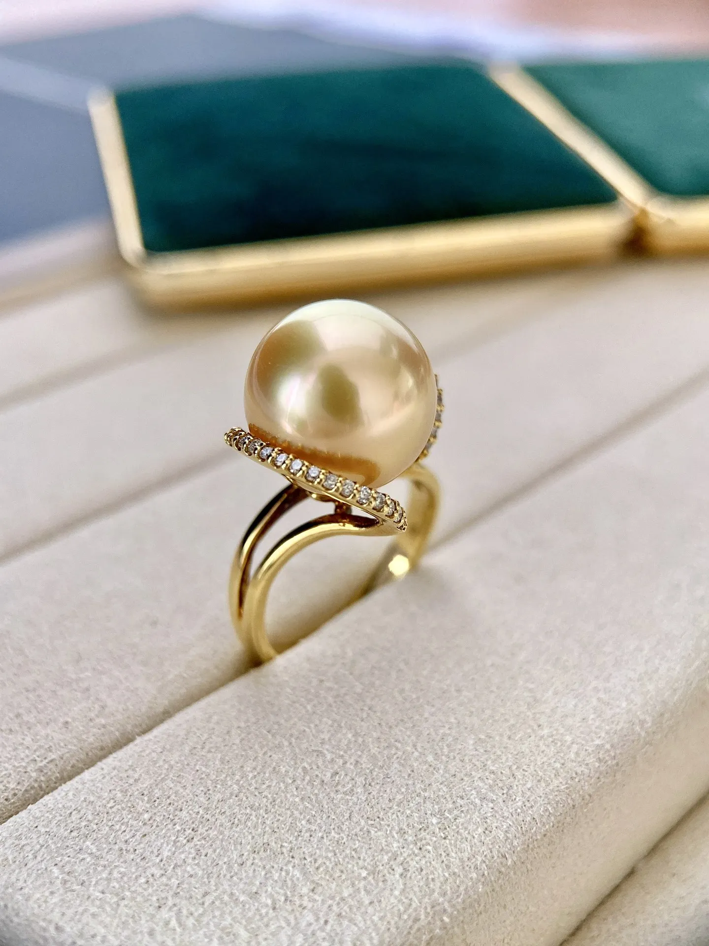 金珍珠戒指，18Ｋ金钻石镶嵌，镶工精致，珠子规格：12mm，颜色珠光美，正圆强光无暇，非常精致，钻石