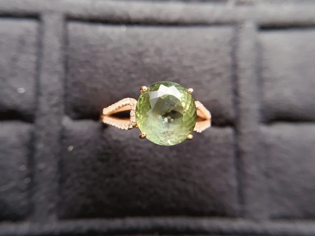 天然绿碧玺戒指、18K重金镶嵌、晶体干净、火彩闪、南非足反钻石、裸石3.0克拉、圈口14#、圈口