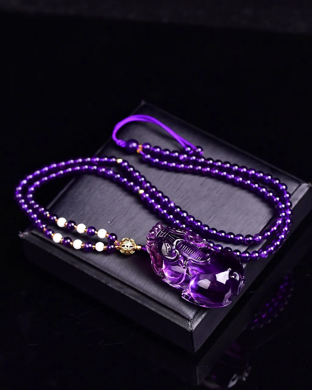 天然紫水晶貔貅吊坠紫气东来，貔貅招财进财，紫水晶..转运，顺顺利利保平安，实物非常漂亮，珠链4mm天然紫水晶 规格:39*25*16mm，重40g