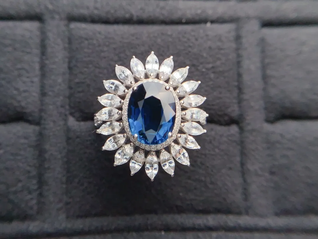 18K重金天然蓝宝石戒指、晶体通透、边上镶嵌白蓝宝配南非足反钻石、裸石重2.27克拉、规格11*