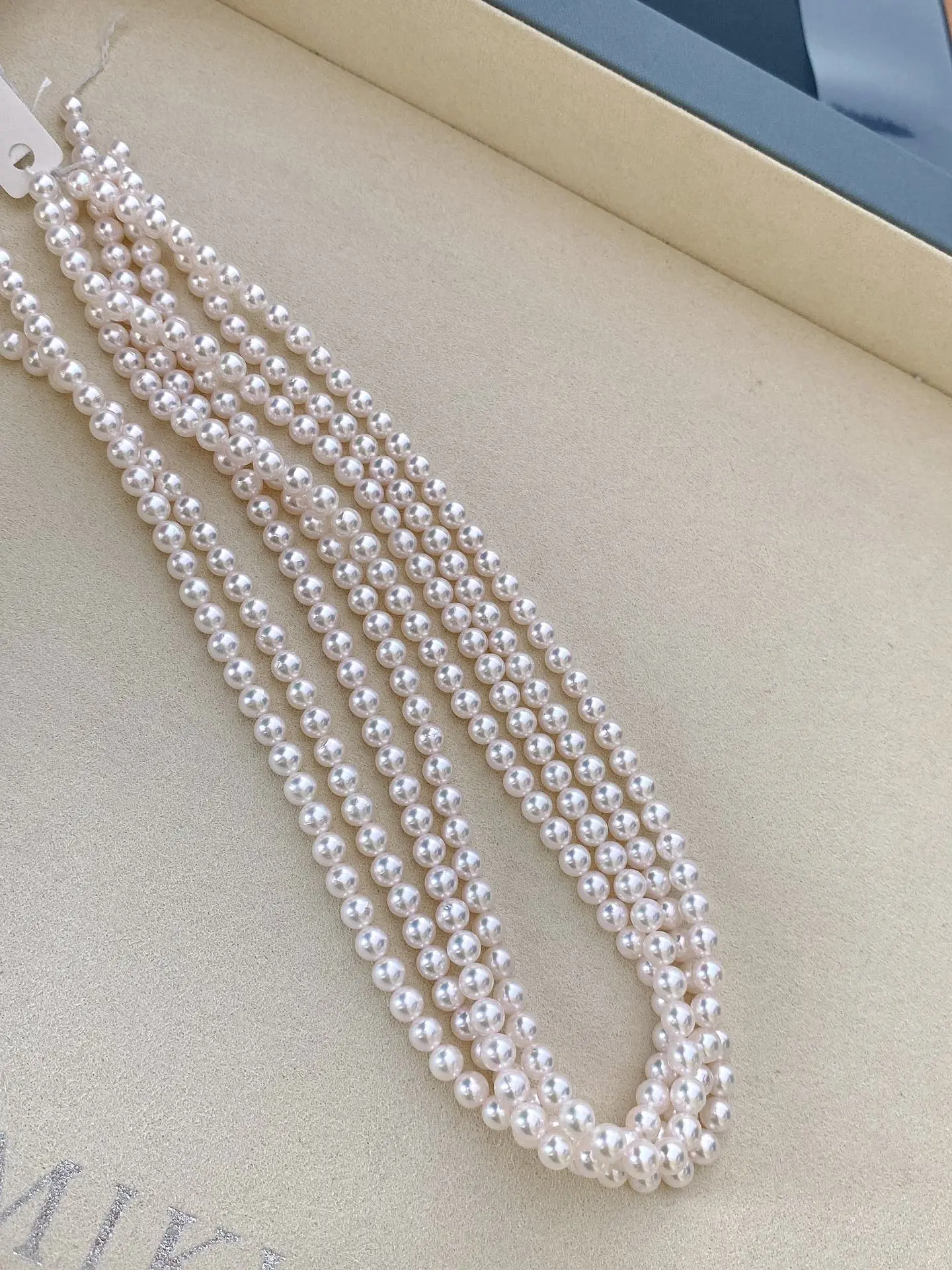 akoya珍珠项链，新货，现在流行叠戴的baby珠，规格：5-5.5mm，正圆珠光好，可以叠戴可以单戴，上身效果赞！一件价，同款随机发