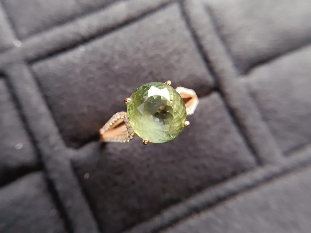 天然绿碧玺戒指、18K重金镶嵌、晶体干净、火彩闪、南非足反钻石、裸石3.0克拉、圈口14#、圈口