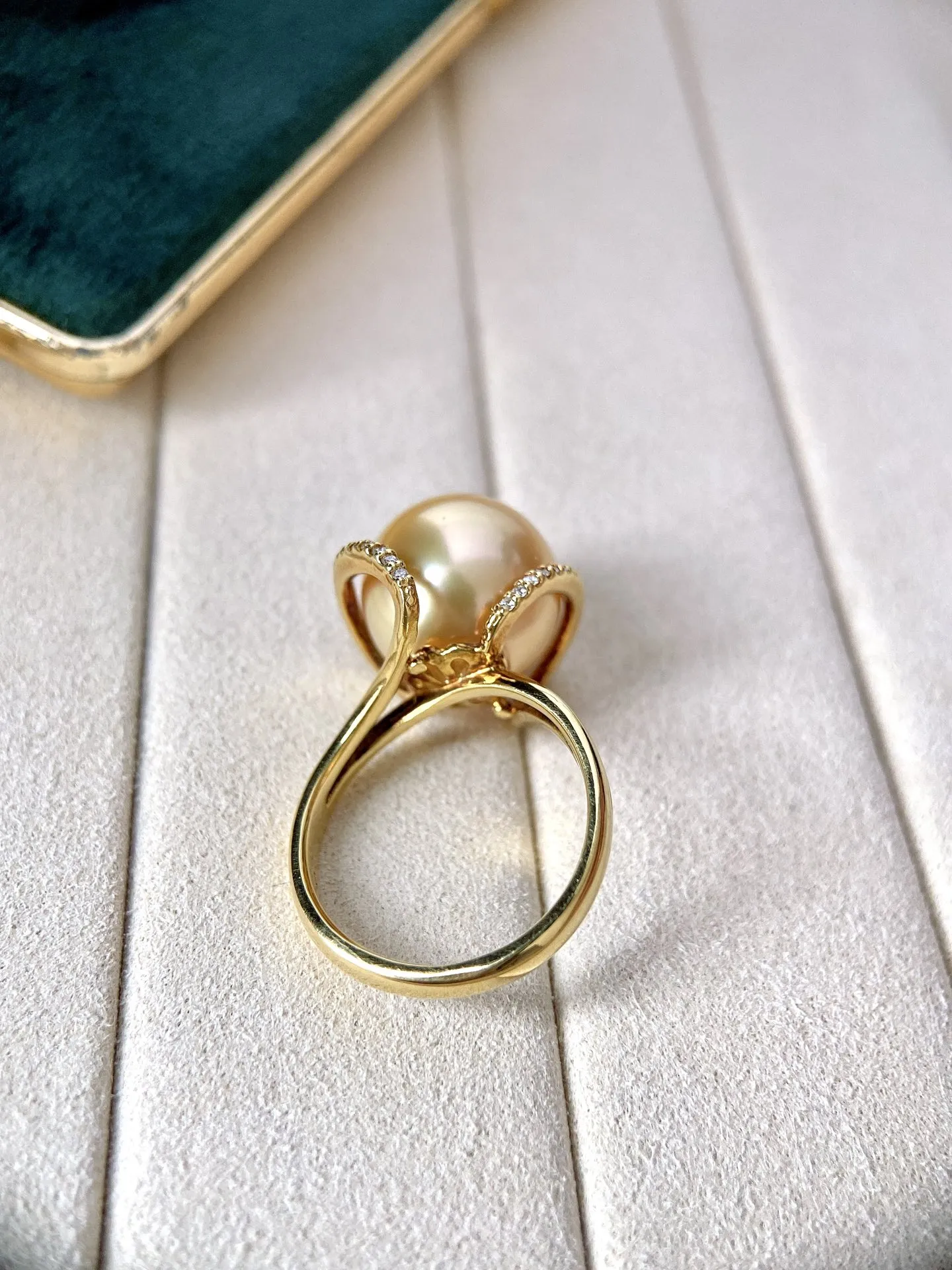 金珍珠戒指，18Ｋ金钻石镶嵌，镶工精致，珠子规格：12mm，颜色珠光美，正圆强光无暇，非常精致，钻石：0.19ct，实物更美，同款随机发