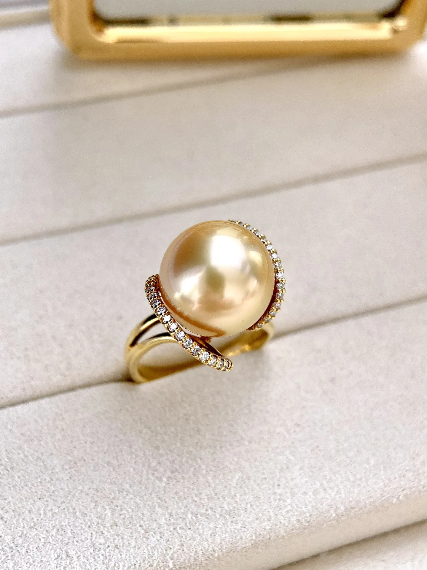 金珍珠戒指，18Ｋ金钻石镶嵌，镶工精致，珠子规格：12mm，颜色珠光美，正圆强光无暇，非常精致，钻石：0.19ct，实物更美，同款随机发