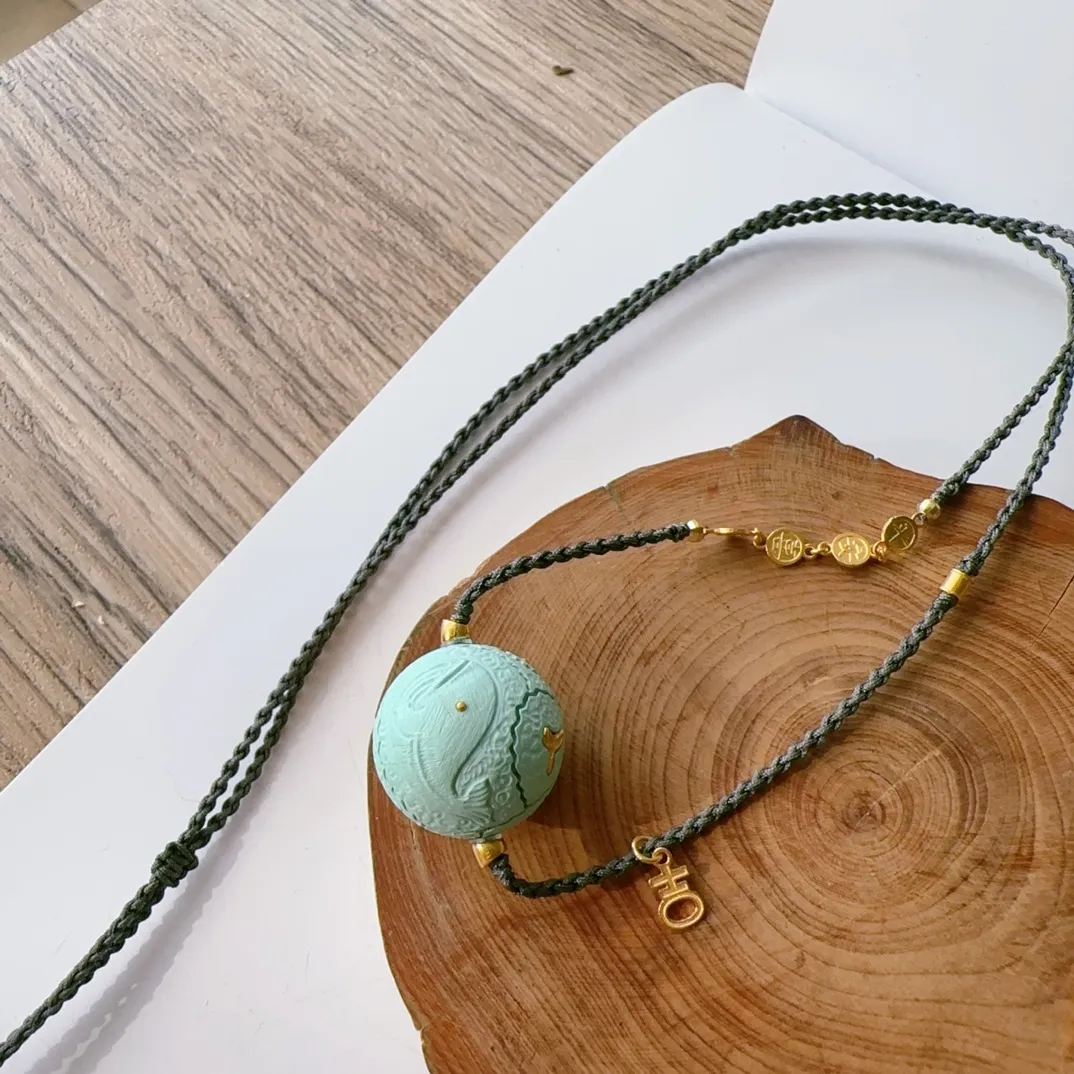 天然原矿绿松石海豚珠锁骨链项链，精工雕刻，18k金配饰手工扁绳，简单精致，规格18mm，同款随机发！