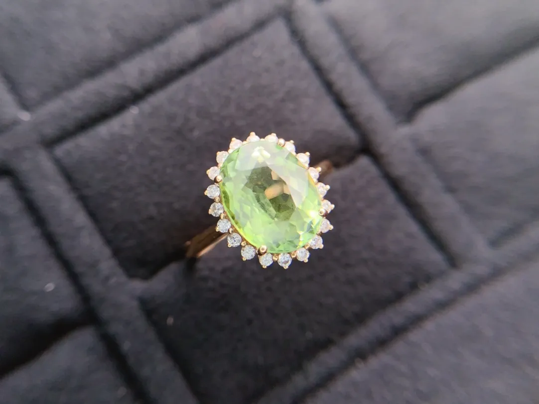 天然绿碧玺戒指、18K重金镶嵌、晶体干净、火彩闪、南非足反钻石、裸石3.5克拉、14#圈口可改