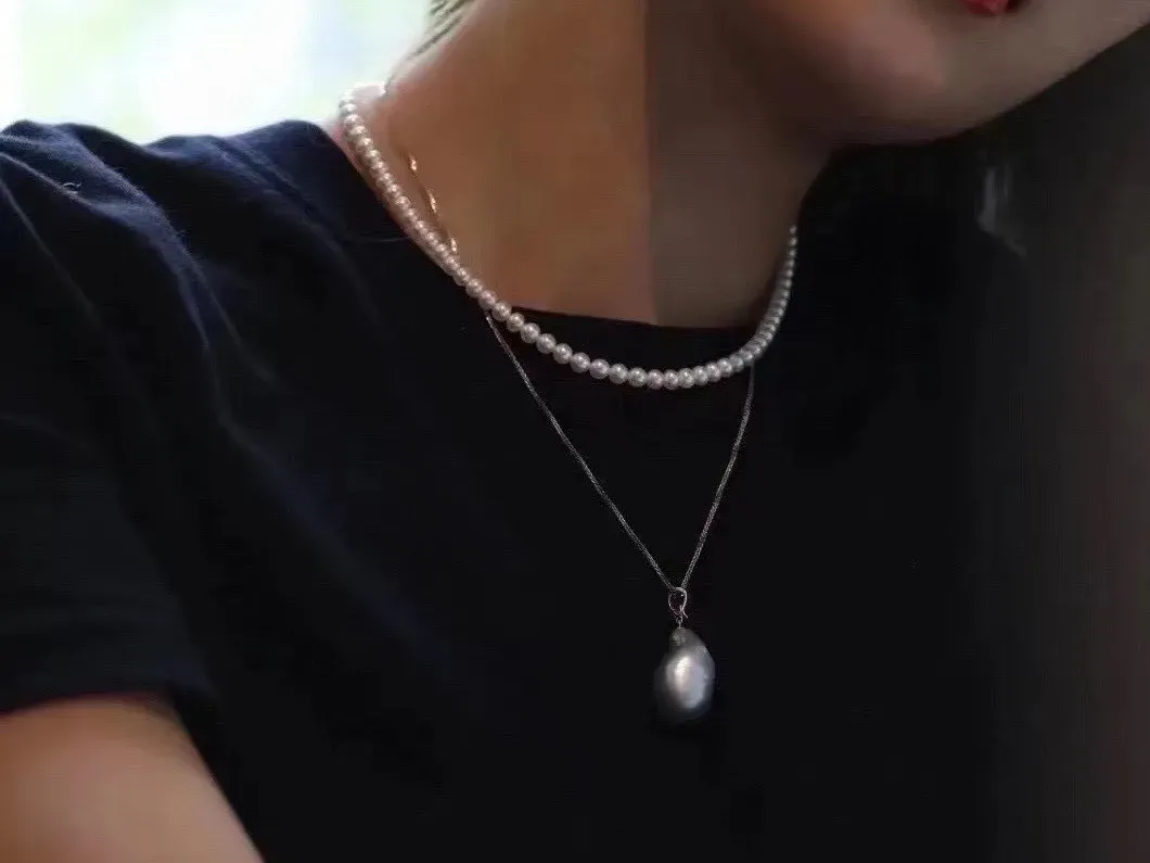 akoya珍珠项链，新货，现在流行叠戴的baby珠，规格：5-5.5mm，正圆珠光好，可以叠戴可以单戴，上身效果赞！一件价，同款随机发