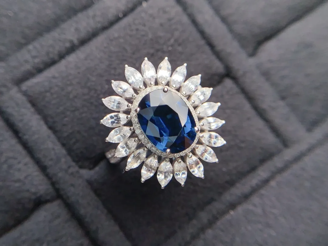 18K重金天然蓝宝石戒指、晶体通透、边上镶嵌白蓝宝配南非足反钻石、裸石重2.27克拉、规格11*