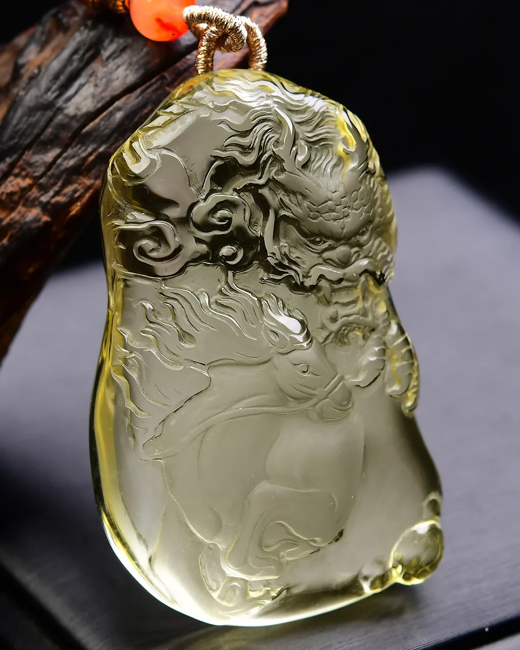 天然黄水晶龙•马精神吊坠 龙马精神不仅代表着勇气和毅力，还有招财的象征意义。在中国传统文化中，龙