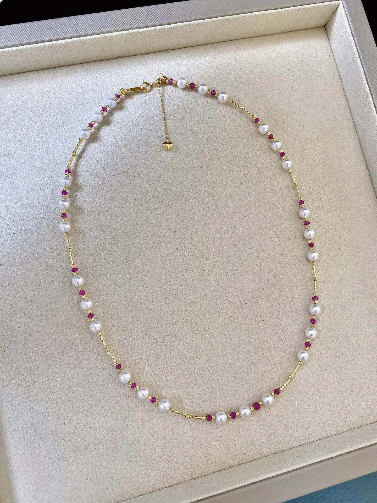 【akoya红宝石珍珠项链】
新款，红宝石搭配akoya珍珠，颜色艳丽多彩，搭配的红宝石是缅甸红宝，
