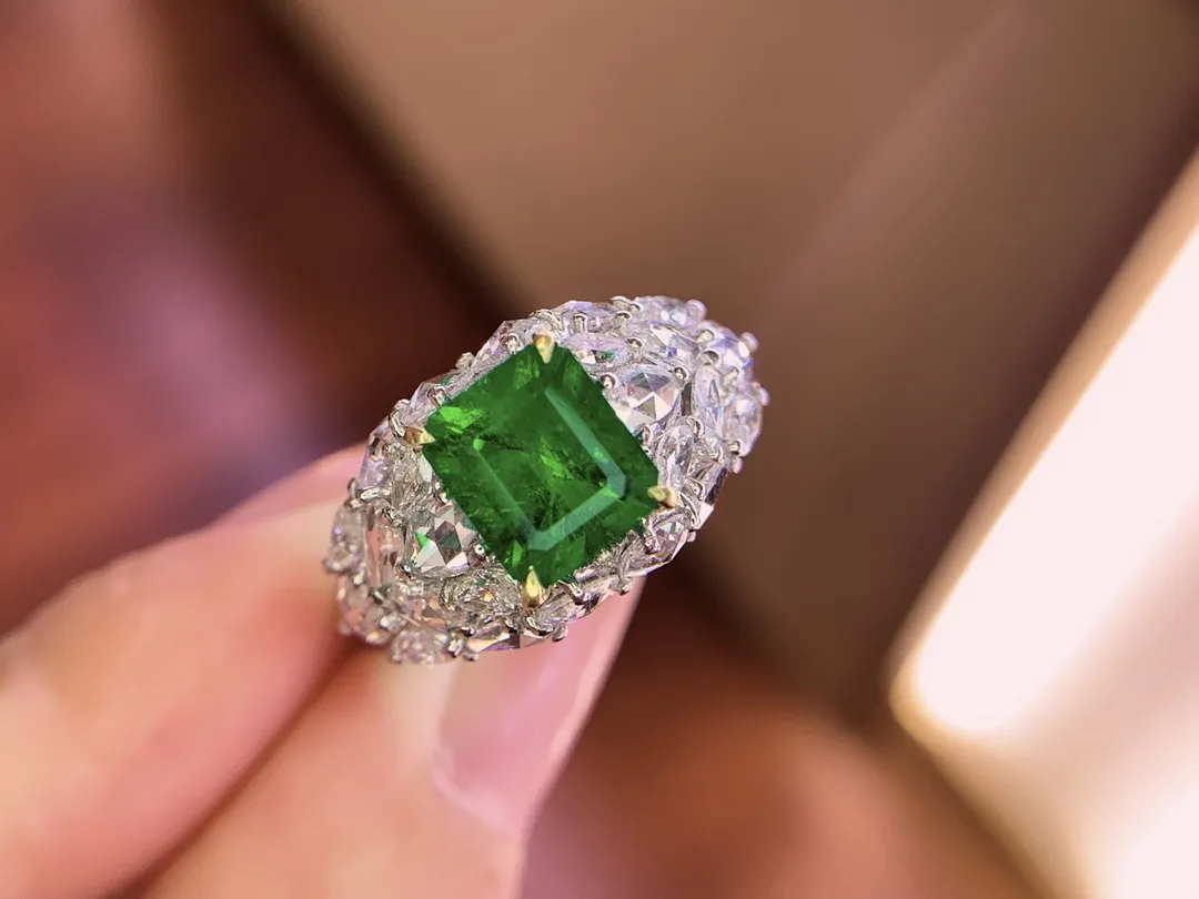 18K重金天然祖母绿戒指、晶体通透、南非足反钻石、裸石重1.38克拉、钻石2.552克拉、总重6