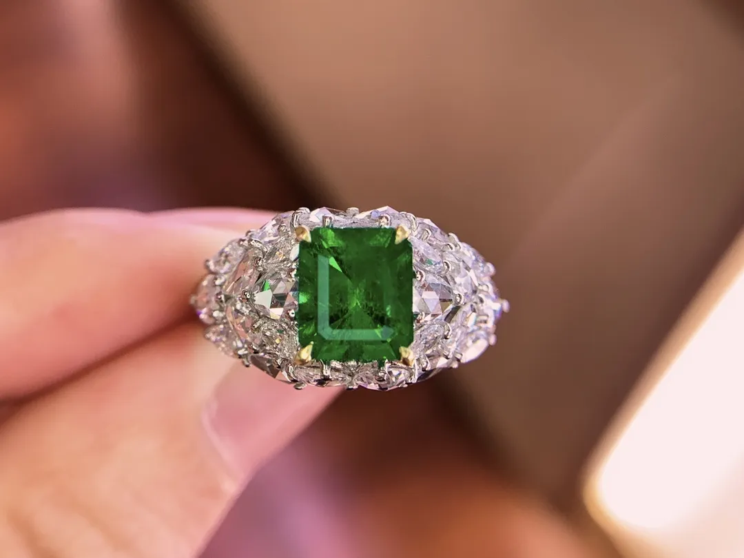 18K重金天然祖母绿戒指、晶体通透、南非足反钻石、裸石重1.38克拉、钻石2.552克拉、总重6