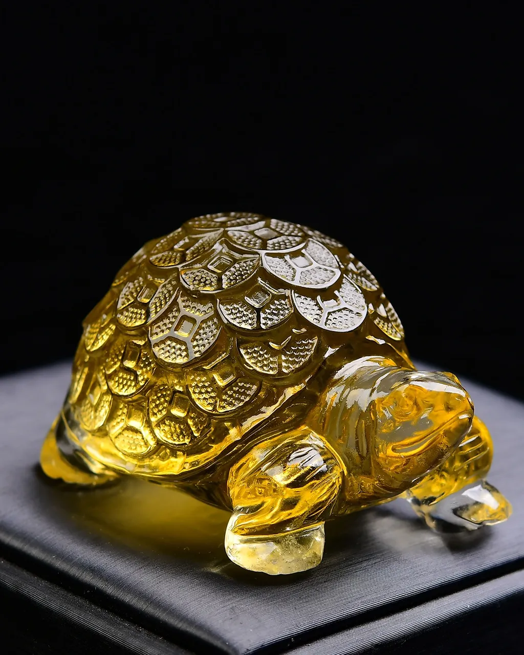 天然黄水晶金钱龟•长寿龟摆件，招财进财•乌龟是吉祥的，又是长寿的象征，雕工栩栩如生，实物非常漂亮 规格:64*41*37mm，重119.2g