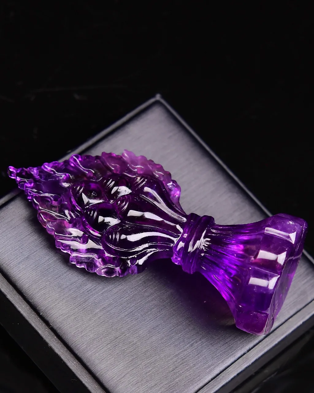 天然紫水晶摆件，拥有者顺顺利利保平安，实物非常漂亮 规格:104*46*42mm，重110g