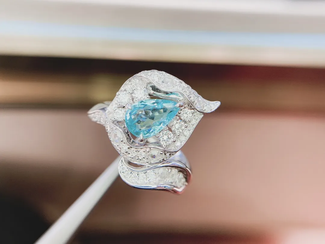 18K重金天然霓虹蓝帕拉伊巴戒指、晶体通透、南非足反钻石、裸石重1.05克拉、钻石0.75克拉、总重9.22克、14#圈口可改