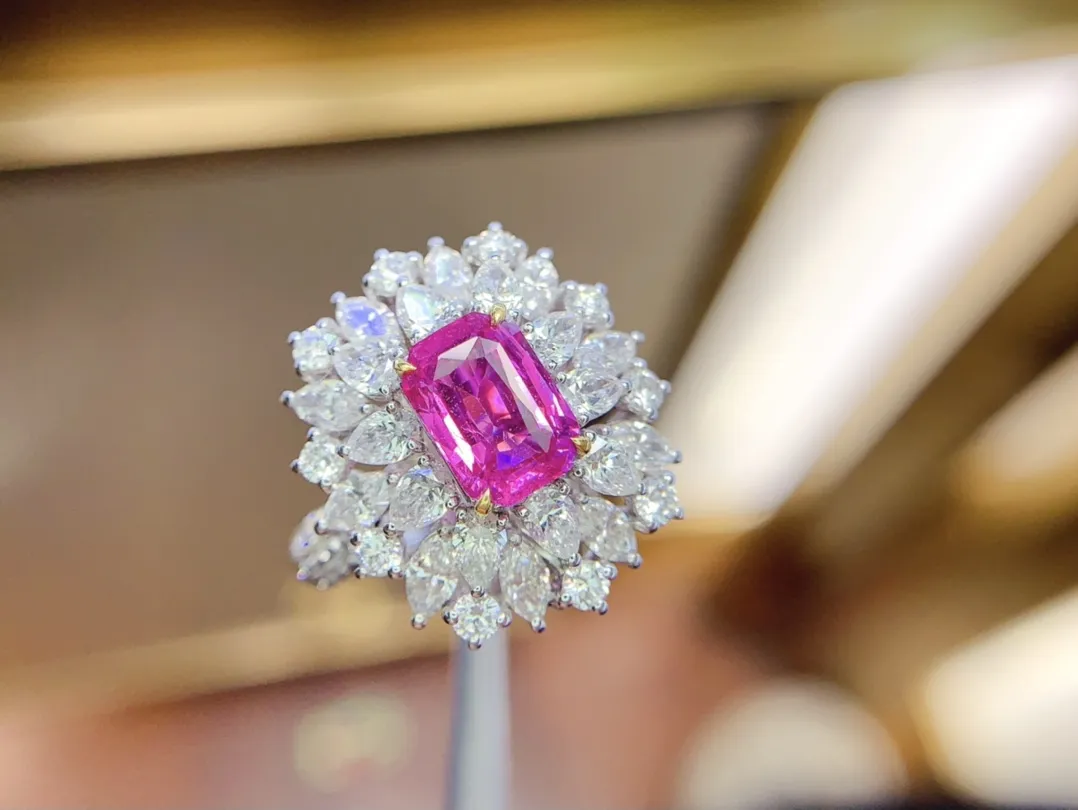 18K重金天然粉蓝宝石戒指吊坠两用款、晶体通透、南非足反钻石、裸石重2.06克拉、钻石2.65克