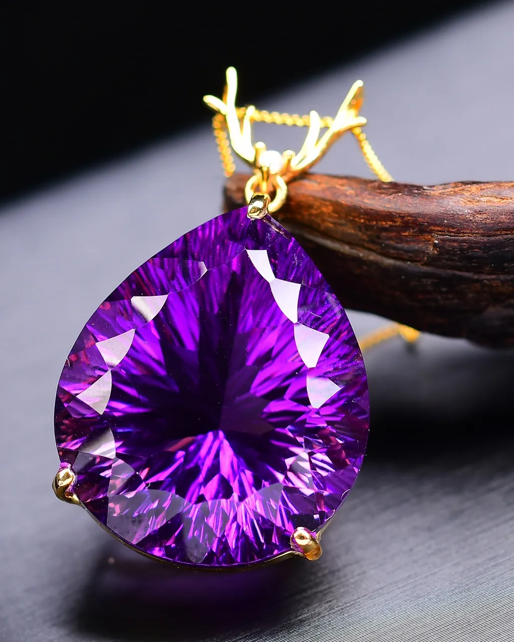 天然紫水晶千禧刻面一路有你吊坠 钻石切工，刻面闪亮，晶体透亮，水润润的，收工打磨，难度高，遇见