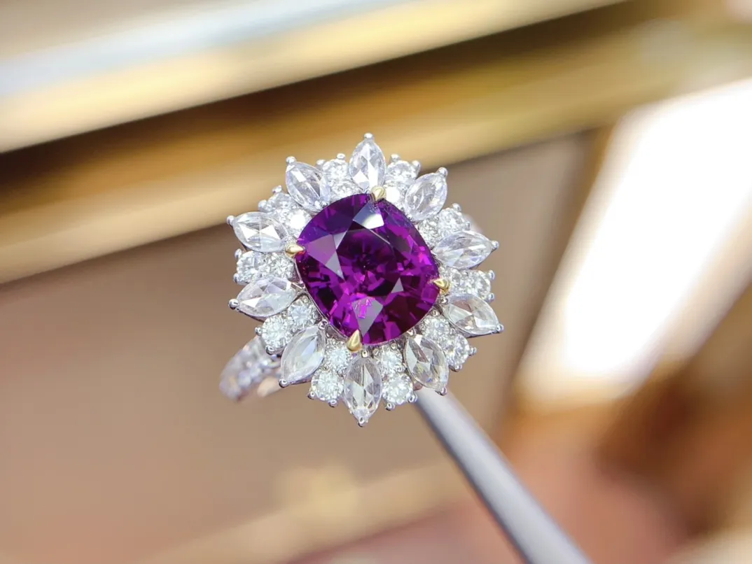 18K重金天然紫蓝宝石戒指吊坠两用款、薰衣草色、晶体通透、南非足反钻石、裸石重2.43克拉、总重