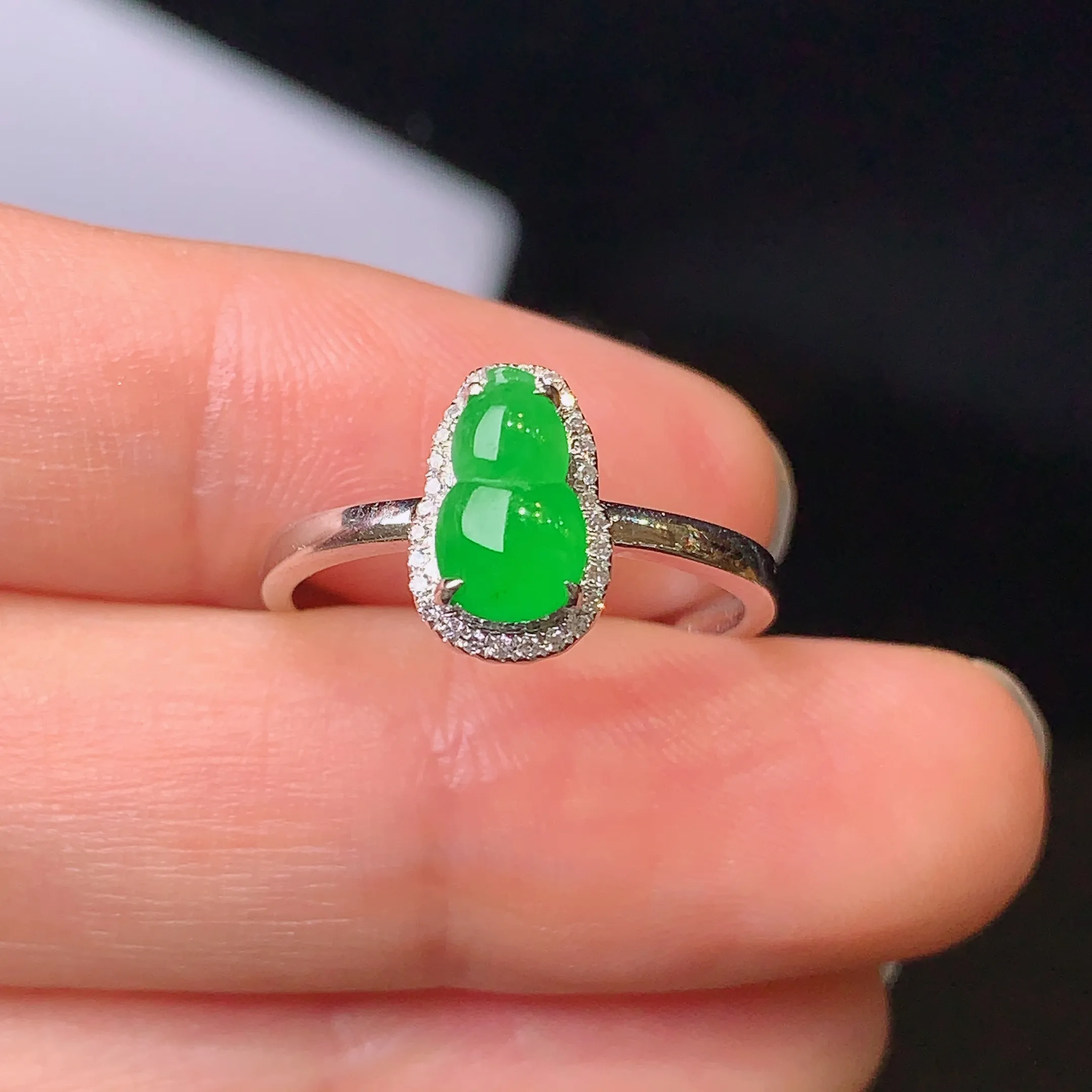 18k金钻镶嵌满绿葫芦戒指 玉质细腻 色泽艳丽 款式新颖时尚唯美 圈口13.5整体尺寸10.5*6.