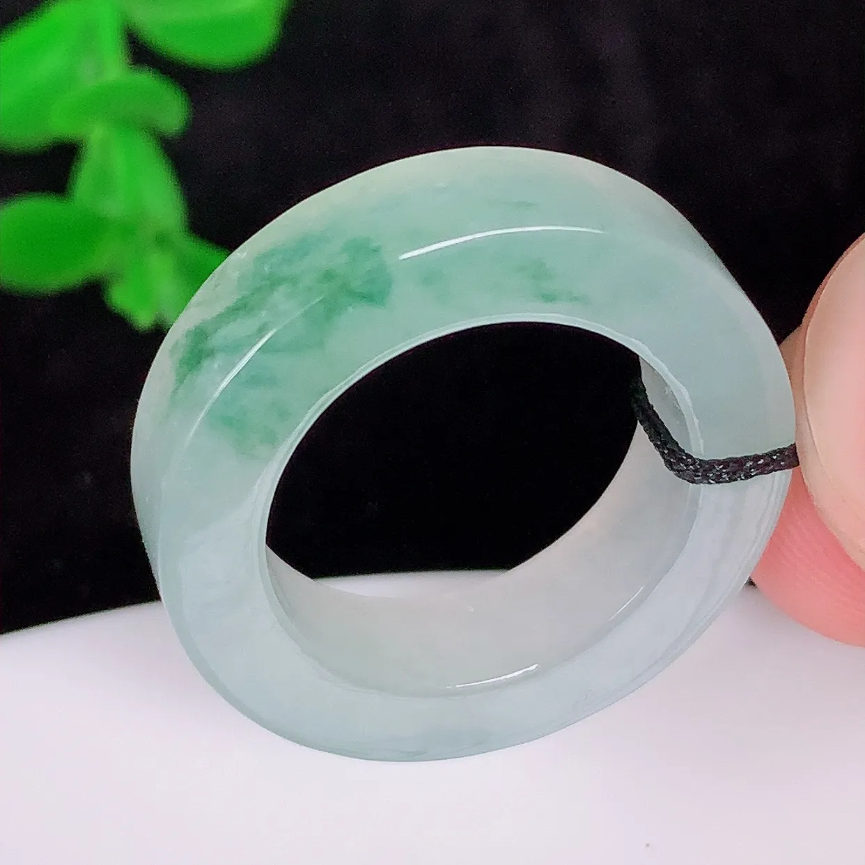 自然光实拍，冰飘花16.6mm内径翡翠指环，玉戒指，玉质莹润，好精美好冰润的指环，上手纤巧！#89.31