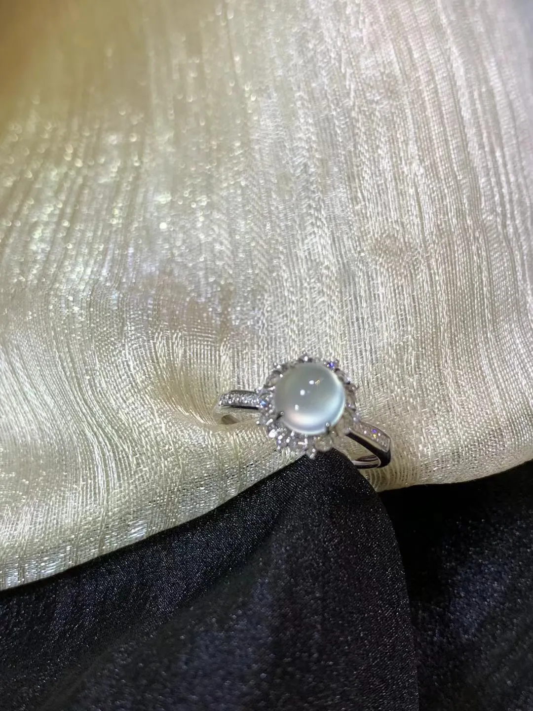 玻璃种荧光蛋面戒指，18k金镶嵌，冰清水润，品相佳，干净清爽，精致新颖，佩戴时尚出众。裸石尺寸：7-6.5-4.2毫米，圈口：14