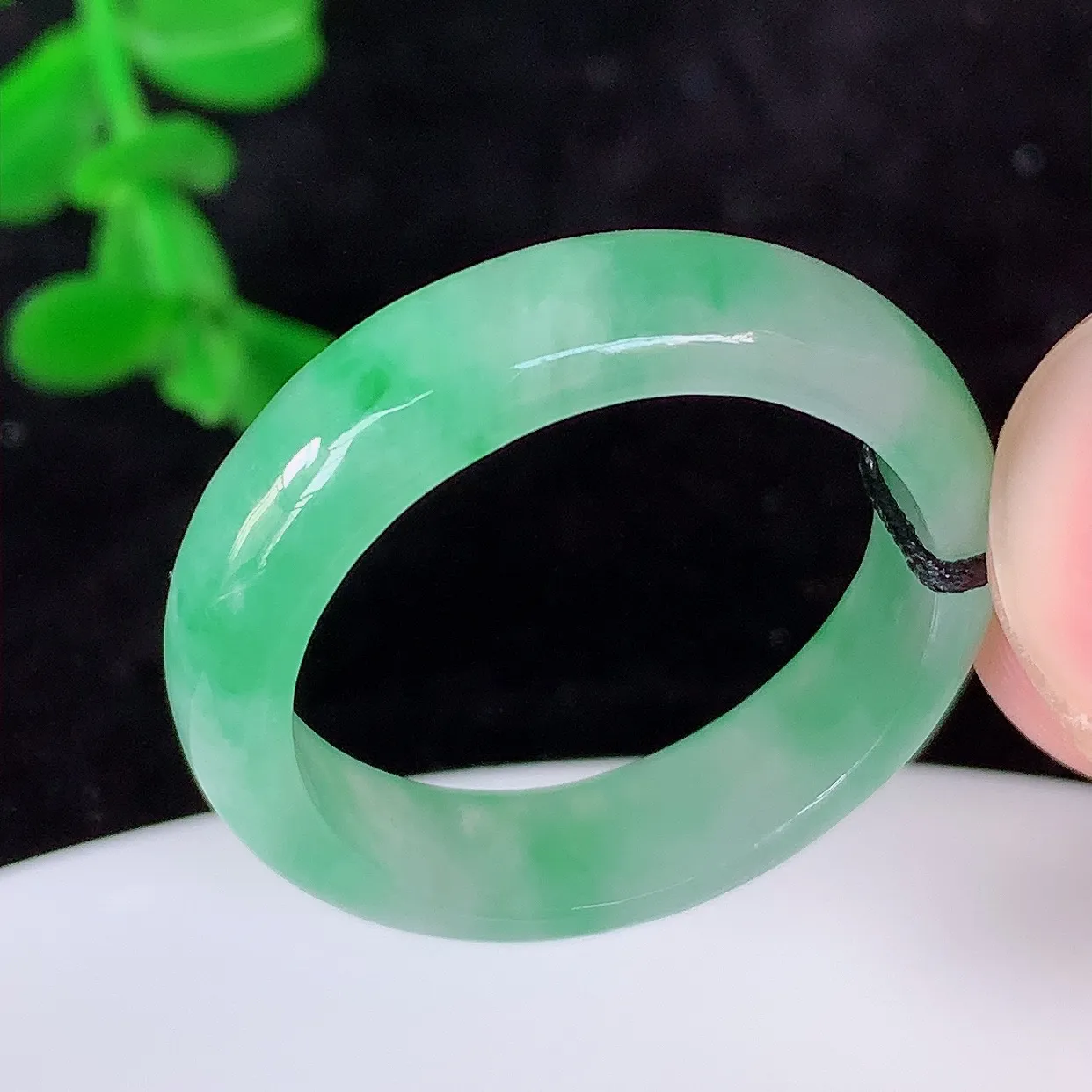 自然光实拍，冰润飘花20.5mm内径翡翠指环，玉戒指，玉质莹润，好精美好冰润的指环， 上手纤巧！#1
