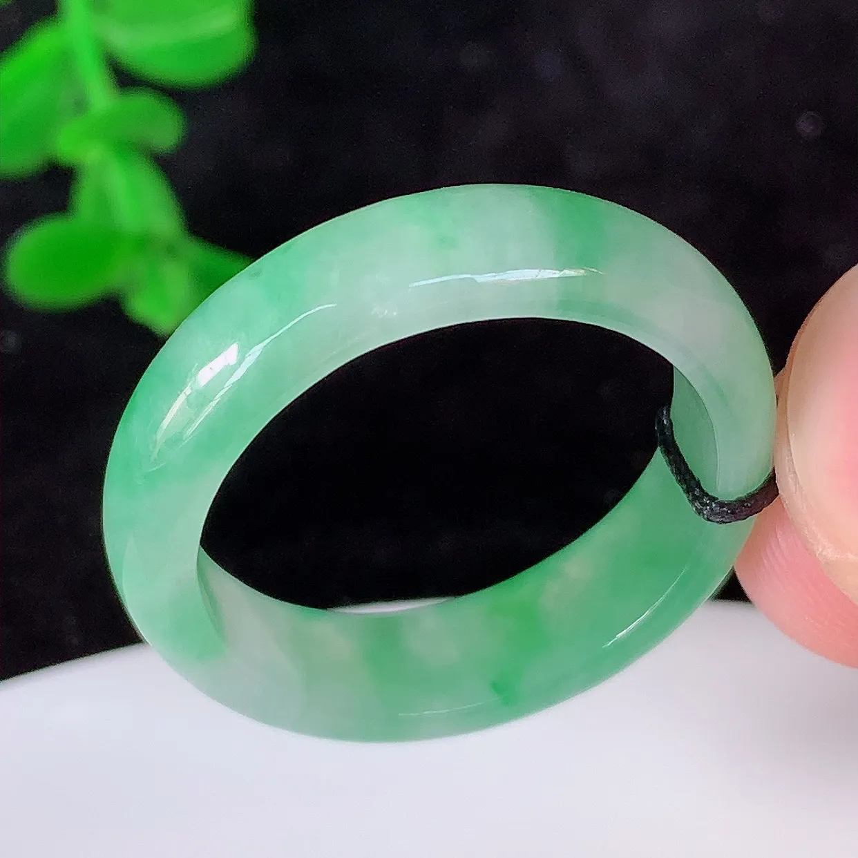 自然光实拍，冰润飘花20.5mm内径翡翠指环，玉戒指，玉质莹润，好精美好冰润的指环， 上手纤巧！#16.1