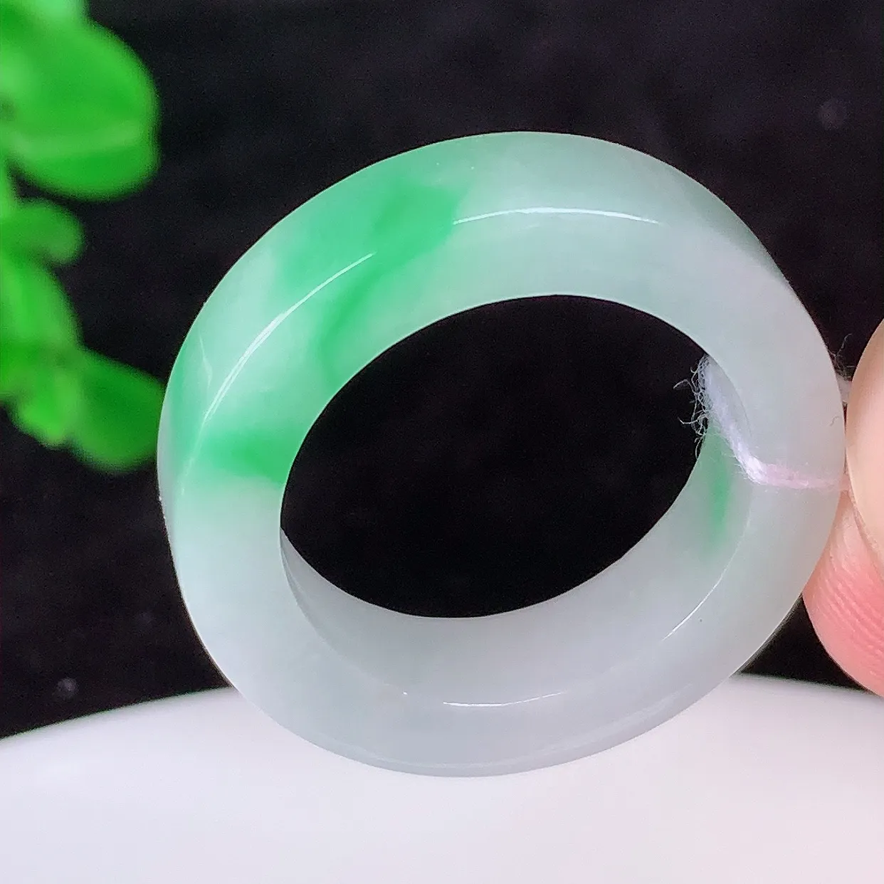 自然光实拍，冰润飘绿18mm内径翡翠指环，玉戒指，玉质莹润，好精美好冰润的指环， 上手纤巧！#16.1