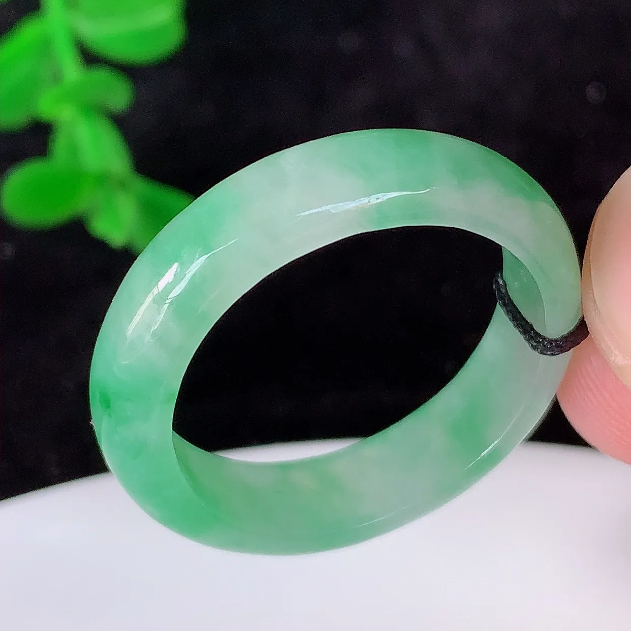自然光实拍，冰润飘花20.5mm内径翡翠指环，玉戒指，玉质莹润，好精美好冰润的指环， 上手纤巧！#16.1